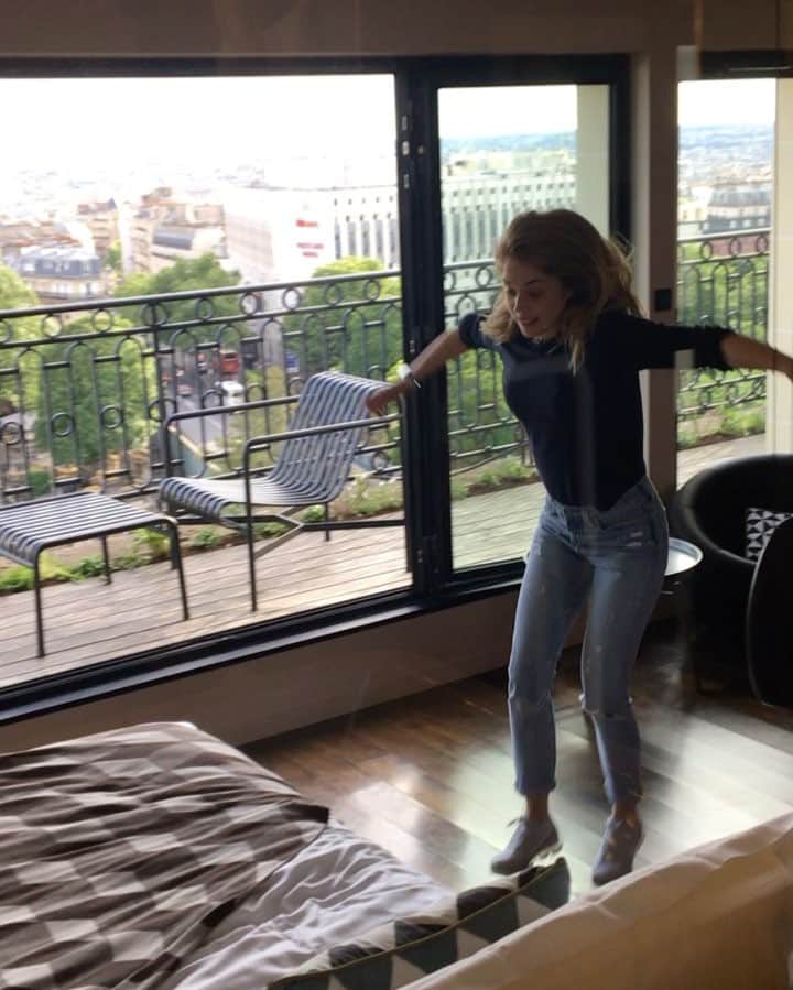 アリス・アイザズのインスタグラム：「Let the staycation begin @terrasshotel 😎」
