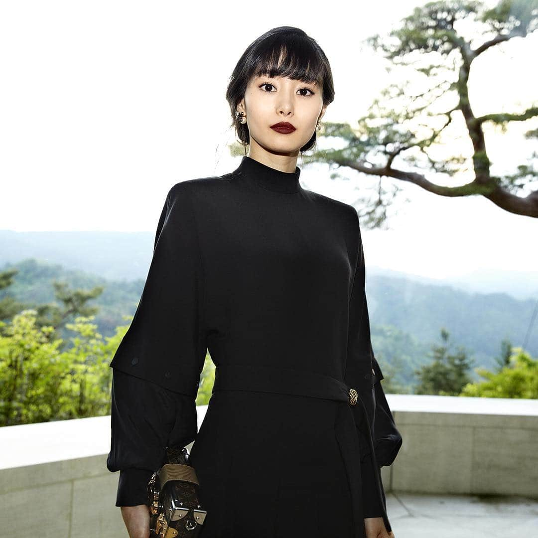 ルイ・ヴィトンさんのインスタグラム写真 - (ルイ・ヴィトンInstagram)「Shioli Kutsuna at the #LVCruise Show by @nicolasghesquiere at the Miho Museum near Kyoto, Japan.  Watch the show now at louisvuitton.com.」5月15日 17時59分 - louisvuitton