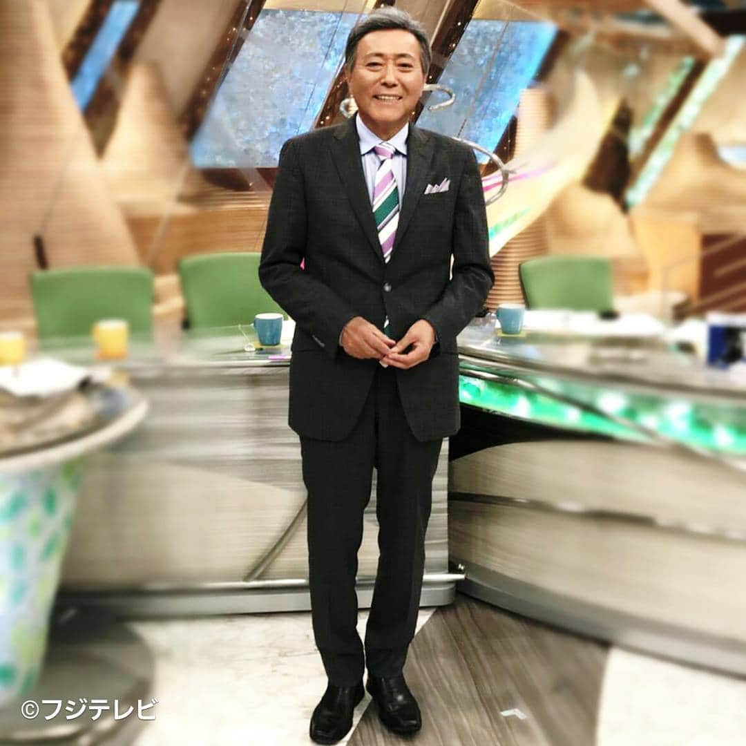 フジテレビ「とくダネ！」のインスタグラム：「今日の小倉さんのネクタイはもうすぐクールビズなので明るい印象のデザイン。この夏流行りそうなホワイトをとりいれました チェック柄の入ったスーツも目の粗いワッフル生地のポケットチーフも夏物を使っています♪ #小倉智昭 #とくダネコーデ #レジメンタル #スタイリスト #漆原志保美 #どんなセリフが合うでしょう #とくダネ大喜利 #ファッション #コーディネート #今日のコーデ #コーデ #大喜利 #2017 #5月15日 #月曜日 #とくダネ #tokudane #フジテレビ #fujitv 170515 #久しぶりに投稿」