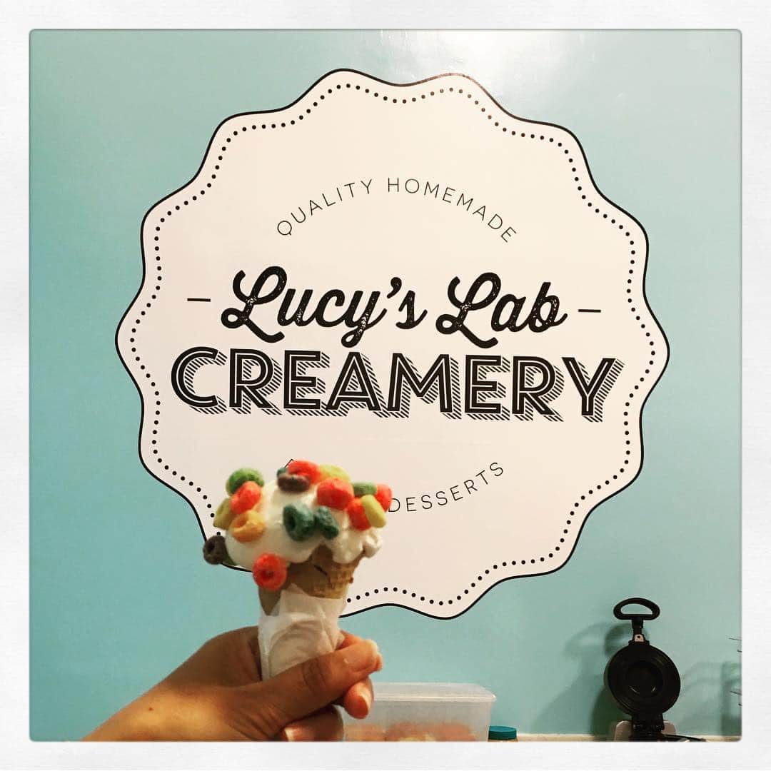 志摩有子さんのインスタグラム写真 - (志摩有子Instagram)「おやつはアイスクリーム。ワードに新しく出来たsouth shore marketplace内に入ったルーシーズラブクレマリーで🍦フルーツループをトッピングしていっぱしのインスタグラマーを気取るのがお約束。 #instagram #instagramfood  #lucyslabcreamery  #ハワイ備忘録」5月15日 12時41分 - ariko418