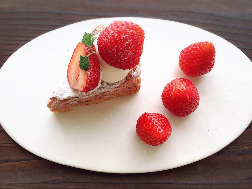 中谷しのぶさんのインスタグラム写真 - (中谷しのぶInstagram)「母の日のささやかなプレゼント。ちょっとした時に使えるお皿に、ケーキを添えて。喜んでもらえました♪♪ さぁ今週もten.をよろしくお願いします!! #母の日 #いつもありがとう #感謝を込めて #ten」5月15日 15時59分 - shinobunakatani.ytv