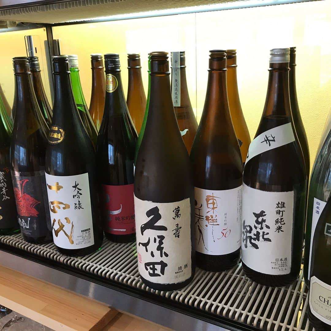 鮨処 然のインスタグラム：「こんばんわ。  鮨処 然でございます。 お久しぶりの投稿で申し訳ありません。  さて。 日本酒が入荷しました。 ・来福 純米吟醸 愛山 つるばら酵母(茨城) ・紀土 純米吟醸(和歌山) ・一白水成 純米吟醸 美山錦(秋田) 全て火入れですが、まったりと飲んで 頂けるタイプのモノばかりです。  その他にプレミアムなモノから焼酎(芋、麦) ジャパニーズウィスキーも揃えております  本日は明石より天然の真鯛が入荷しております。 当日のご予約も賜っております。 皆様のお越しをお待ちしております。  #鮨処然 #北新地 #予約制 #おまかせコースのみ  #日本酒 #sake」