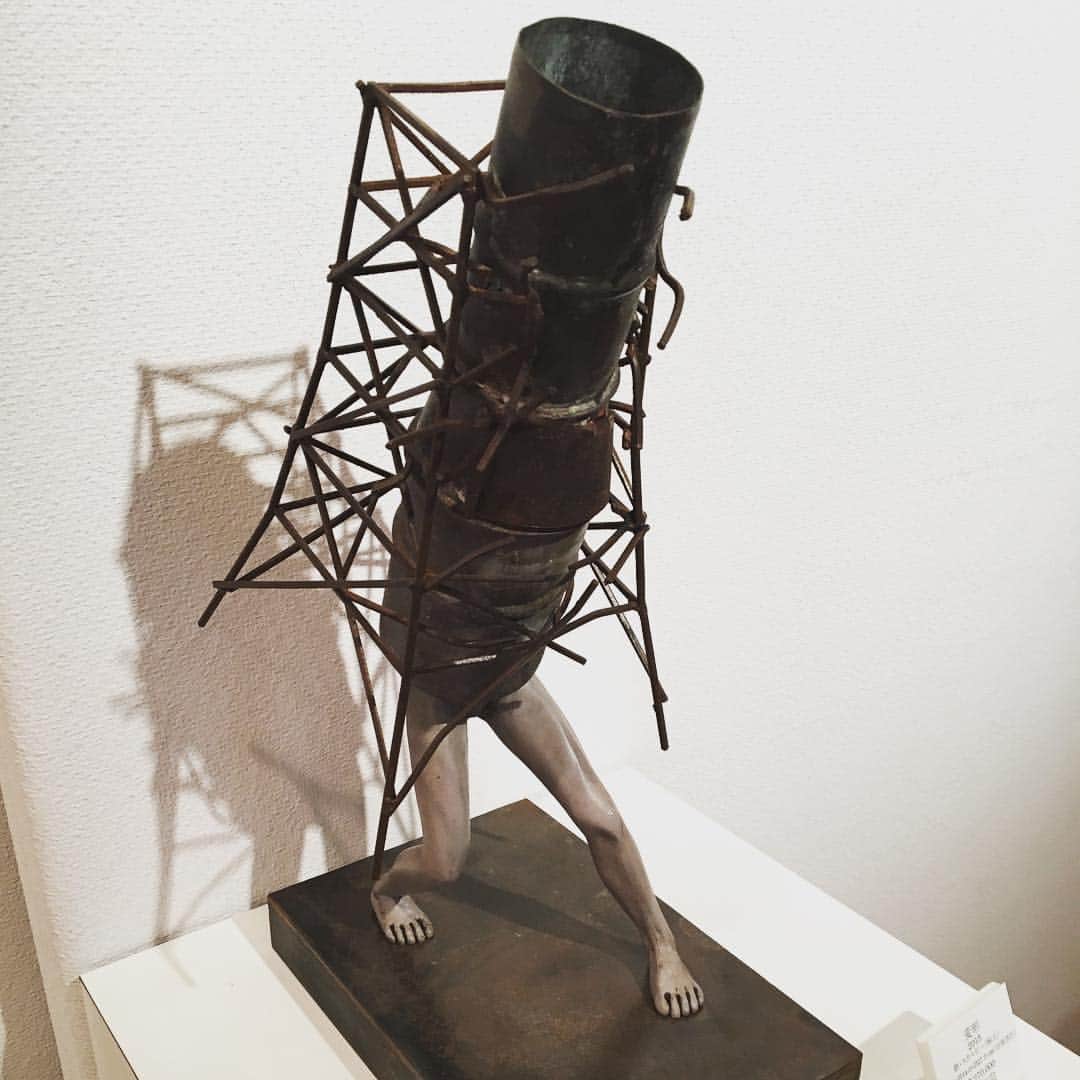 Gallery Guide Tokyoのインスタグラム：「Art work report↓「変形」2015 鉄の構造物と人の身体性を組み合わせたモチーフの彫刻作品。 不気味さと哀愁の中に可愛らしさも感じる不思議な作品。 A sculptural work of a motif combining iron structure and human body. It is a mysterious work that also feels cuteness in eeriness and sorrow.  Gallery：小林画廊/Kobayashi Gallery Artist：宮本 宗/Hiromu Miyamoto Official HP：http://www.kobayashi-g.co.jp/ja/  GGT WEB：https://ktma3105.wixsite.com/galleryguidetokyo Facebook：https://www.facebook.com/galleryguidetokyo/ Instagram：https://www.instagram.com/ggt2020/ Twitter：https://twitter.com/ggt2020  #小林画廊 #KobayashiGallery #宮本宗 #HiromuMiyamoto #銀座 #ginza #galleryguidetokyo #ggt #ggt2020  #tokyo #japan #日本 #東京 #アート #art #芸術 #絵 #artist #gallery #love #beautiful #happy #beauty #instalike #instagood #artday #artstagram」