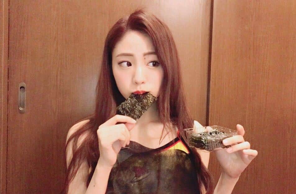 志田友美（ゆうみん）のインスタグラム：「韓国料理を食べに。🤣💭 #なんかシュール #韓国料理 #海苔 #チーズタッカルビ #ちなみにエプロンも海苔だよ #嘘だよ❤」