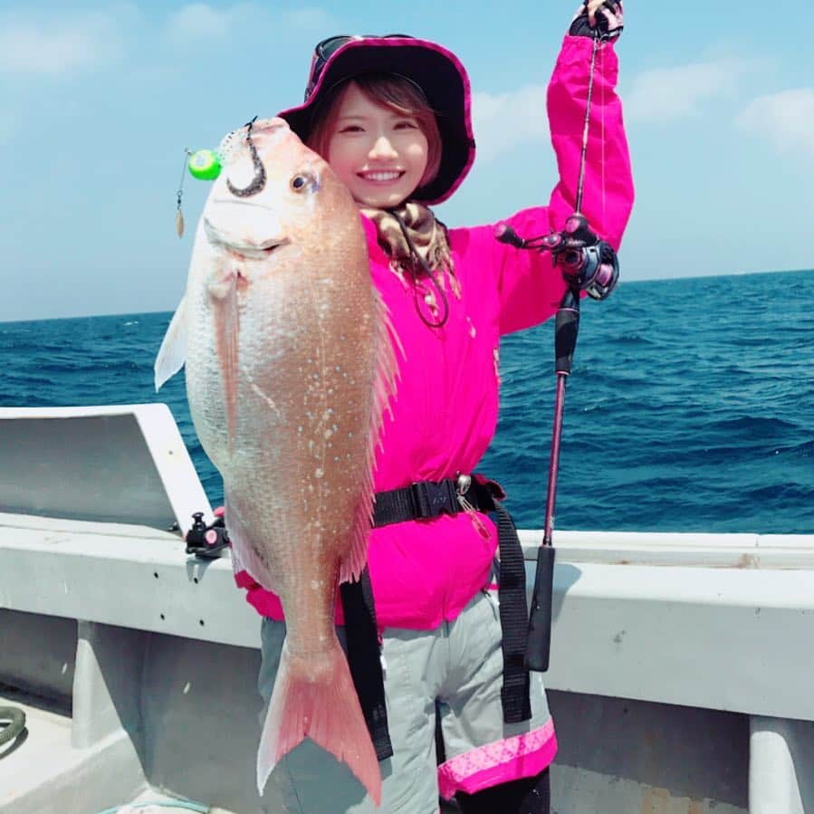 秋丸美帆さんのインスタグラム写真 - (秋丸美帆Instagram)「福岡宗像市・神湊タイラバパーティにて（＾ω＾） ウェアとお揃い、綺麗なピンク真鯛ゲット💓  #lure #lurefishing #pinksnapper #redseabream #fishing #fish #porgy #angler #daiwa #kyushu #fukuoka #sea #ocean #offshore #真鯛 #タイラバ #紅牙 #ダイワ #神湊 #海 #釣り #ルアー」5月15日 22時12分 - mippy34
