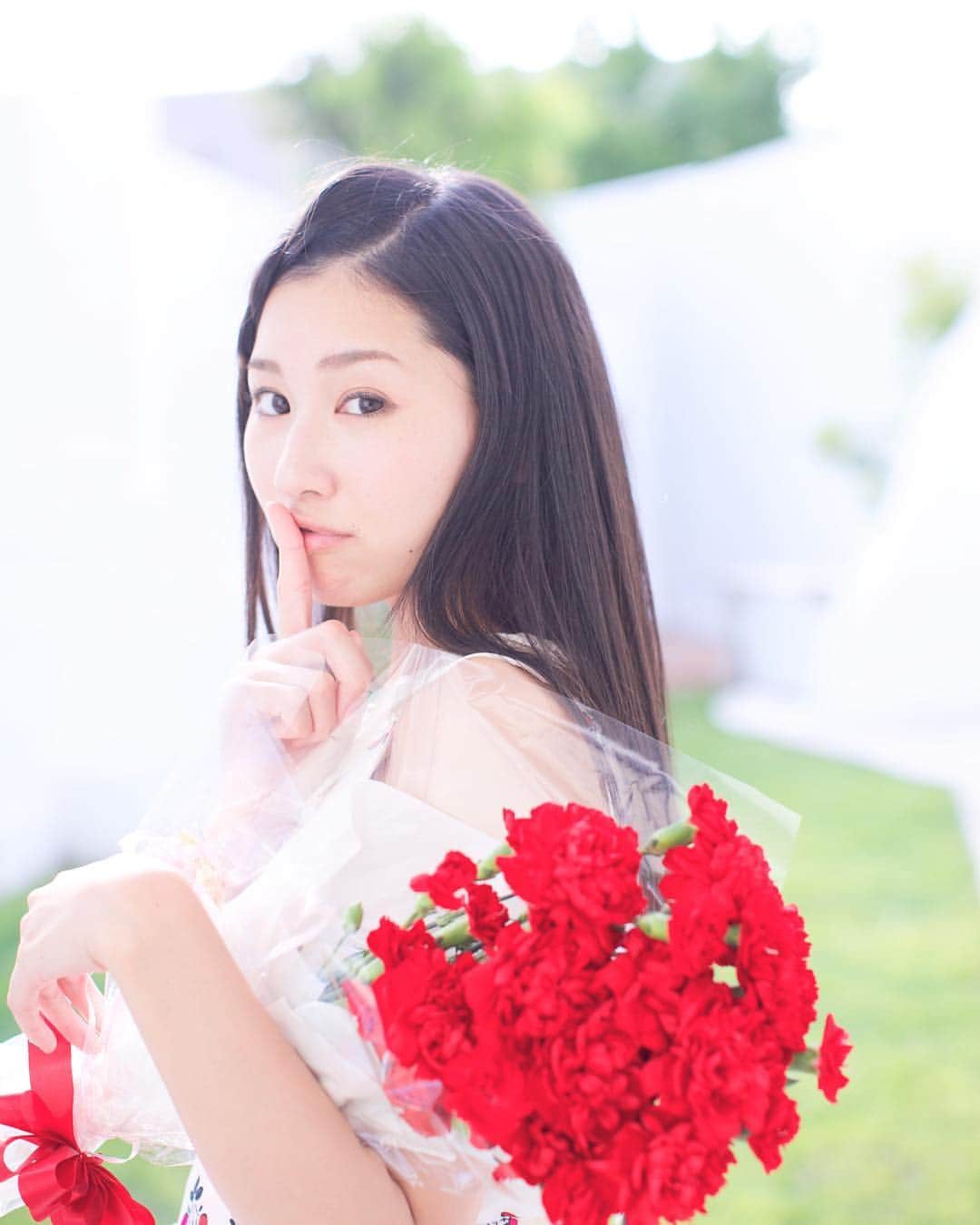 真田つばさのインスタグラム：「To Mother. . . #mothersday #thankyou #love #flowers #Carnation #portrait #model #followme #follow #Japan #photography #instagramjapan #ig_japan #photooftheday #picoftheday #遅くなったけど #母の日 #いつもありがとう #カーネーション #写真 #写真好きな人と繋がりたい #写真撮ってる人と繋がりたい #被写体 #被写体モデル #ポートレート #ポートレート部 #東京カメラ部 #真田つばさ」