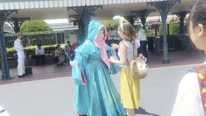 浜田由梨のインスタグラム：「#fairygodmother #魔法にかけられた #cinderella #movie #disney #初めて #動画 #💓 #happy #birthday」