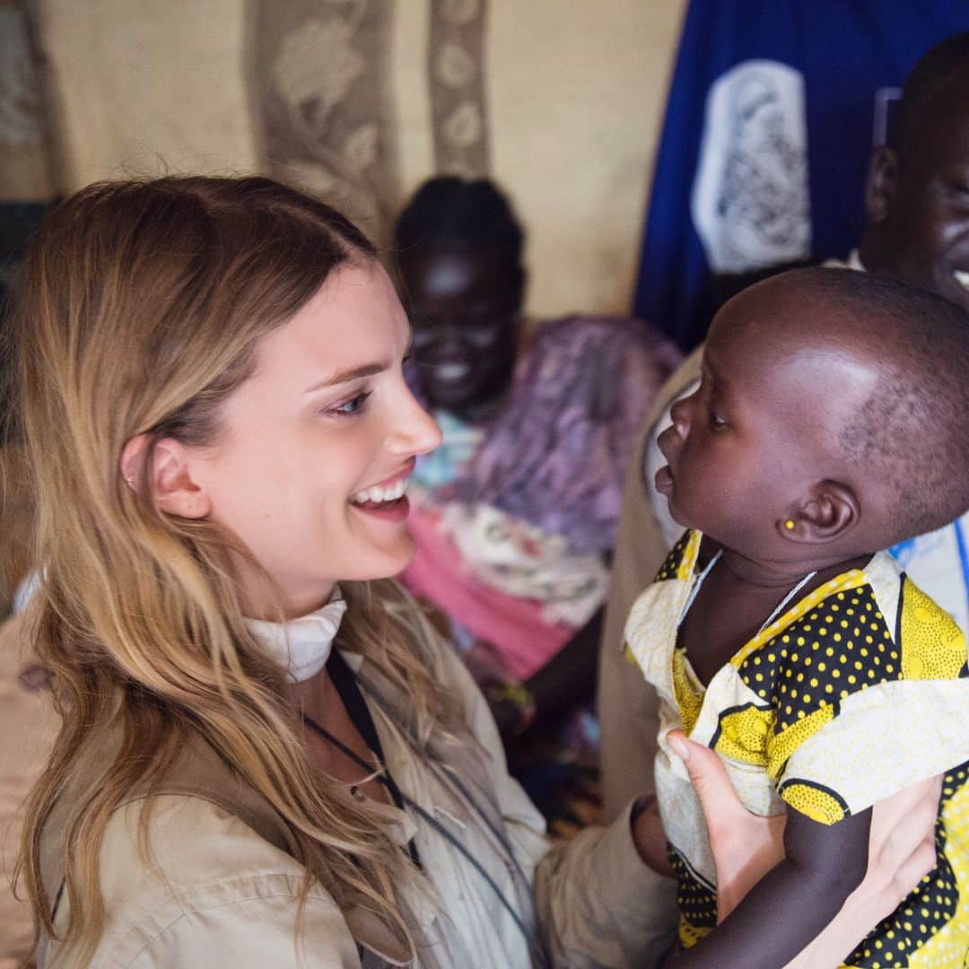 リリー・ドナルドソンさんのインスタグラム写真 - (リリー・ドナルドソンInstagram)「It is difficult to put into words what my time in South Sudan was like and how much it changed me. It was truly one of the most eye opening, humbling and honest times of my life.  I met heros everyday and made friends I will cherish forever all of whom taught me more about life and humility in one meeting than I could have learnt in a life time.  From the unbelievable team @Internationalmedicalcorp who every day help to bring life saving medication to people who need it most,  to the heroic doctors who work tirelessly everyday in these incredibly difficult conditions helping infants, mothers and every person in need.  Famine has now been officially declared and the people of South Sudan, are bearing unimaginable hardships. As I left Malakal one of our destinations on this trip, the rainy season was about to begin which brings intense conditions for the people who are living in Malakal. The dry earth we walked on just days ago turns into mud so sticky and thick it will rip the soles of your shoes off.  With this brings the difficulty of irrigation, hygiene, general safety and of course disease. Honestly I cannot imagine how it must be to care for a child in these conditions, let alone giving birth safely. But right now in the middle of these challenges are inspiring doctors, helped with the aid of IMC, helping to bring life into a complicated world.  Please click the link in my bio to see how you can help! Thank you!」5月16日 0時33分 - lilydonaldson