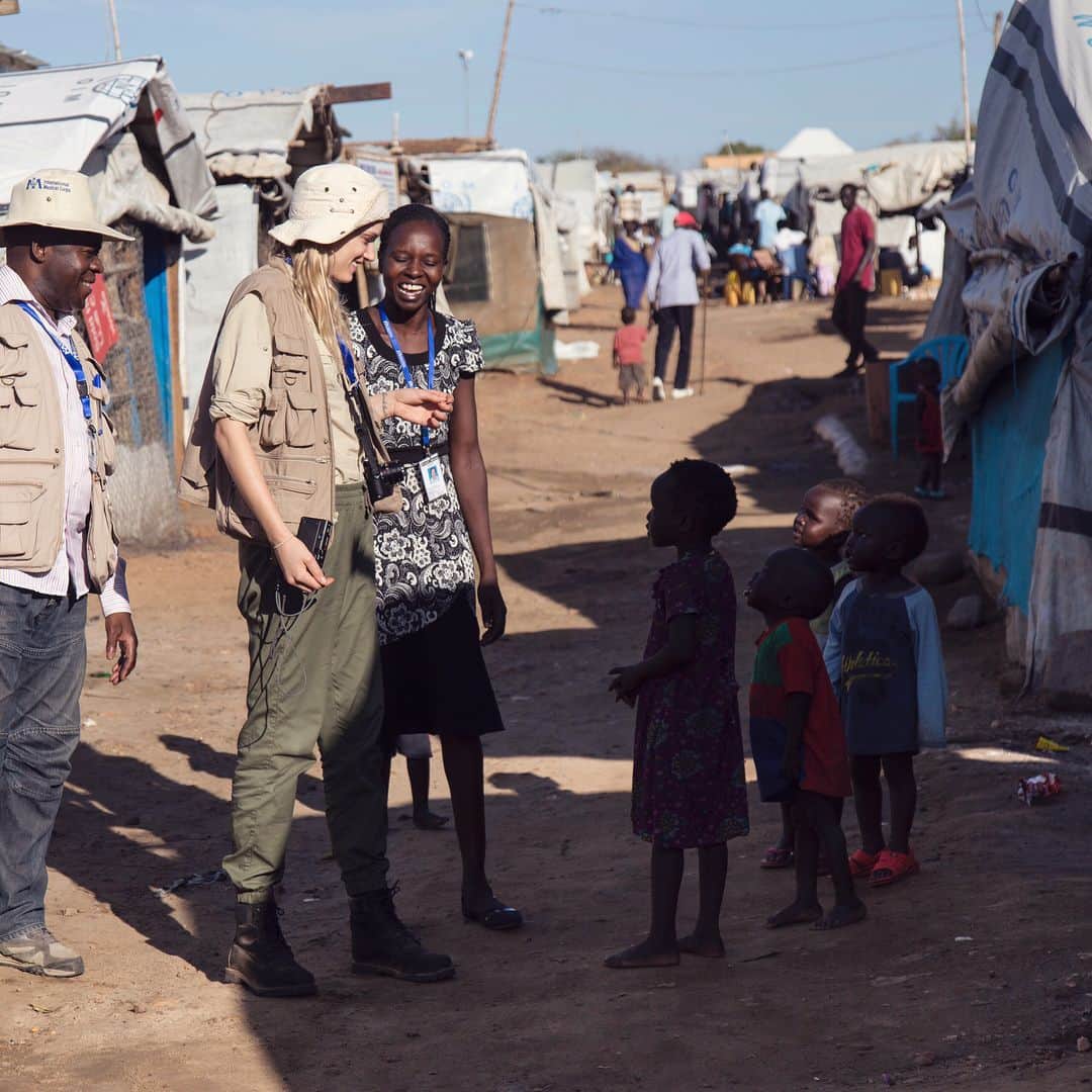リリー・ドナルドソンさんのインスタグラム写真 - (リリー・ドナルドソンInstagram)「It is difficult to put into words what my time in South Sudan was like and how much it changed me. It was truly one of the most eye opening, humbling and honest times of my life.  I met heros everyday and made friends I will cherish forever all of whom taught me more about life and humility in one meeting than I could have learnt in a life time.  From the unbelievable team @Internationalmedicalcorp who every day help to bring life saving medication to people who need it most,  to the heroic doctors who work tirelessly everyday in these incredibly difficult conditions helping infants, mothers and every person in need.  Famine has now been officially declared and the people of South Sudan, are bearing unimaginable hardships. As I left Malakal one of our destinations on this trip, the rainy season was about to begin which brings intense conditions for the people who are living in Malakal. The dry earth we walked on just days ago turns into mud so sticky and thick it will rip the soles of your shoes off.  With this brings the difficulty of irrigation, hygiene, general safety and of course disease. Honestly I cannot imagine how it must be to care for a child in these conditions, let alone giving birth safely. But right now in the middle of these challenges are inspiring doctors, helped with the aid of IMC, helping to bring life into a complicated world.  Please click the link in my bio to see how you can help! Thank you!」5月16日 0時33分 - lilydonaldson
