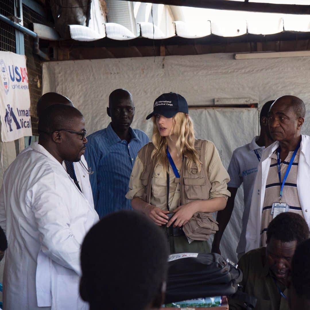 リリー・ドナルドソンさんのインスタグラム写真 - (リリー・ドナルドソンInstagram)「It is difficult to put into words what my time in South Sudan was like and how much it changed me. It was truly one of the most eye opening, humbling and honest times of my life.  I met heros everyday and made friends I will cherish forever all of whom taught me more about life and humility in one meeting than I could have learnt in a life time.  From the unbelievable team @Internationalmedicalcorp who every day help to bring life saving medication to people who need it most,  to the heroic doctors who work tirelessly everyday in these incredibly difficult conditions helping infants, mothers and every person in need.  Famine has now been officially declared and the people of South Sudan, are bearing unimaginable hardships. As I left Malakal one of our destinations on this trip, the rainy season was about to begin which brings intense conditions for the people who are living in Malakal. The dry earth we walked on just days ago turns into mud so sticky and thick it will rip the soles of your shoes off.  With this brings the difficulty of irrigation, hygiene, general safety and of course disease. Honestly I cannot imagine how it must be to care for a child in these conditions, let alone giving birth safely. But right now in the middle of these challenges are inspiring doctors, helped with the aid of IMC, helping to bring life into a complicated world.  Please click the link in my bio to see how you can help! Thank you!」5月16日 0時33分 - lilydonaldson