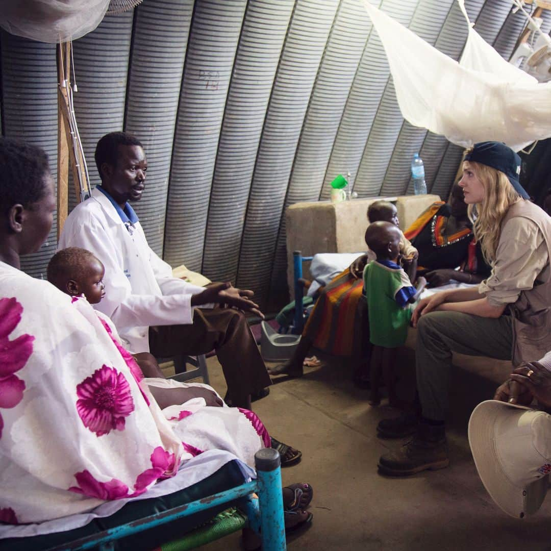 リリー・ドナルドソンさんのインスタグラム写真 - (リリー・ドナルドソンInstagram)「It is difficult to put into words what my time in South Sudan was like and how much it changed me. It was truly one of the most eye opening, humbling and honest times of my life.  I met heros everyday and made friends I will cherish forever all of whom taught me more about life and humility in one meeting than I could have learnt in a life time.  From the unbelievable team @Internationalmedicalcorp who every day help to bring life saving medication to people who need it most,  to the heroic doctors who work tirelessly everyday in these incredibly difficult conditions helping infants, mothers and every person in need.  Famine has now been officially declared and the people of South Sudan, are bearing unimaginable hardships. As I left Malakal one of our destinations on this trip, the rainy season was about to begin which brings intense conditions for the people who are living in Malakal. The dry earth we walked on just days ago turns into mud so sticky and thick it will rip the soles of your shoes off.  With this brings the difficulty of irrigation, hygiene, general safety and of course disease. Honestly I cannot imagine how it must be to care for a child in these conditions, let alone giving birth safely. But right now in the middle of these challenges are inspiring doctors, helped with the aid of IMC, helping to bring life into a complicated world.  Please click the link in my bio to see how you can help! Thank you!」5月16日 0時33分 - lilydonaldson