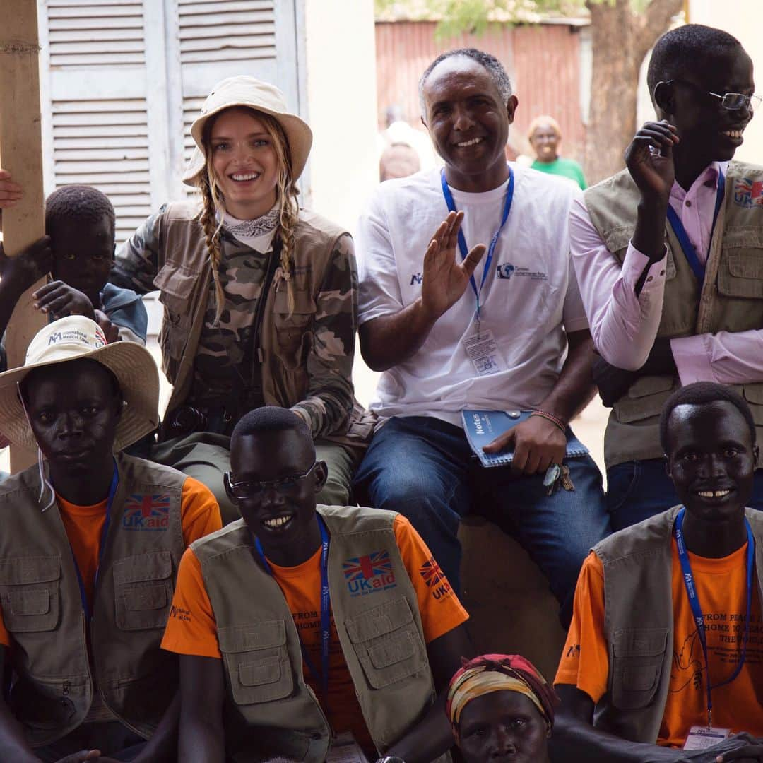 リリー・ドナルドソンさんのインスタグラム写真 - (リリー・ドナルドソンInstagram)「It is difficult to put into words what my time in South Sudan was like and how much it changed me. It was truly one of the most eye opening, humbling and honest times of my life.  I met heros everyday and made friends I will cherish forever all of whom taught me more about life and humility in one meeting than I could have learnt in a life time.  From the unbelievable team @Internationalmedicalcorp who every day help to bring life saving medication to people who need it most,  to the heroic doctors who work tirelessly everyday in these incredibly difficult conditions helping infants, mothers and every person in need.  Famine has now been officially declared and the people of South Sudan, are bearing unimaginable hardships. As I left Malakal one of our destinations on this trip, the rainy season was about to begin which brings intense conditions for the people who are living in Malakal. The dry earth we walked on just days ago turns into mud so sticky and thick it will rip the soles of your shoes off.  With this brings the difficulty of irrigation, hygiene, general safety and of course disease. Honestly I cannot imagine how it must be to care for a child in these conditions, let alone giving birth safely. But right now in the middle of these challenges are inspiring doctors, helped with the aid of IMC, helping to bring life into a complicated world.  Please click the link in my bio to see how you can help! Thank you!」5月16日 0時33分 - lilydonaldson