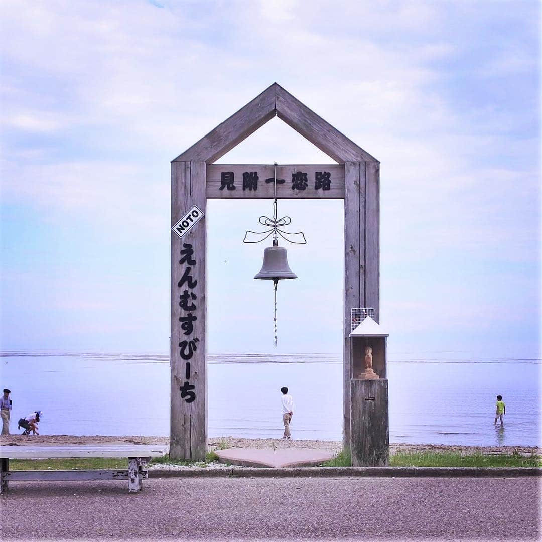kanazawa_johoのインスタグラム：「* #能登半島 の先端部分、珠洲市の#鵜飼海岸 の#沖合 に浮かぶ#見附島 の近くにある#縁結びの鐘 (^^) * #恋人の聖地 としても知られており、#カップル に#人気のスポット だそうですよ♡ * * #えんむすびーち #ロマンチック #恋路海岸 #能登半島の先端 #ocean #海 #ドライブ #日本海 #能登観光 #海岸 #石川県 #石川 #珠洲市 #珠洲 #能登 #能登旅行 #日帰り温泉 #ぶらり旅 #旅行 #travel #金沢情報 #日帰り温泉部」