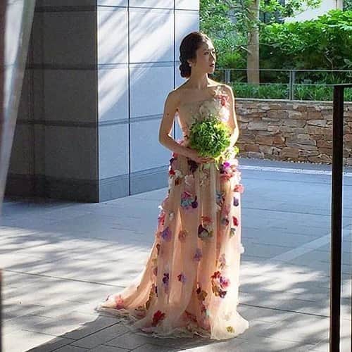 WEDDING DRESS KEITA MARUYAMAのインスタグラム：「#keitamaruyamawedding  人気ドレス ワンショルダーフラワードレス ★ケイタマルヤマドレスご試着も可能です。  丸山邸（南青山）完全予約制 ★詳細は以下からwebサイトのURLをタップ頂き確認ください。 @keitamaruyama_wedding  wedding by @enkana  #mariage#結婚#永遠#誓い#結婚式#ウエディング#ウエディングドレス#ドレス#プレ花嫁#結婚指輪#結婚準備#ケイタマルヤマ#ケイタマルヤマドレス#ケイタマルヤマウエディングドレス#happy#tokyo#丸山邸#南青山」