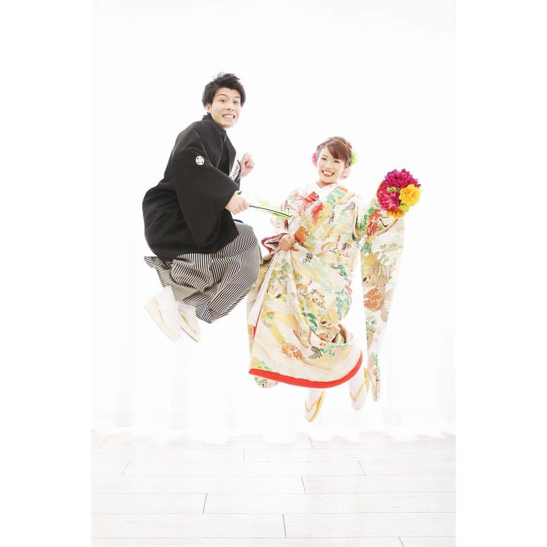 FAST WEDDING VITAのインスタグラム：「お二人のジャンプ力に驚きの一枚✨ #fastweddingvita #ファストウェディングヴィータ #和装#和装ヘア#和装前撮り#前撮り#前撮りレポ#着物#和婚#海外ウェディング#レストランウェディング #ウェディングフォト #フォトウェディング #結婚写真#結婚式前撮り#カメラマン #ウェディングレポ #プレ花嫁#卒花嫁#プレ花嫁卒業 #花嫁#花嫁ヘア #結婚準備#結婚式準備#結婚式DIY #日本中のプレ花嫁さんと繋がりたい #全国のプレ花嫁さんと繋がりたい #東京#品川区#天王洲アイル」