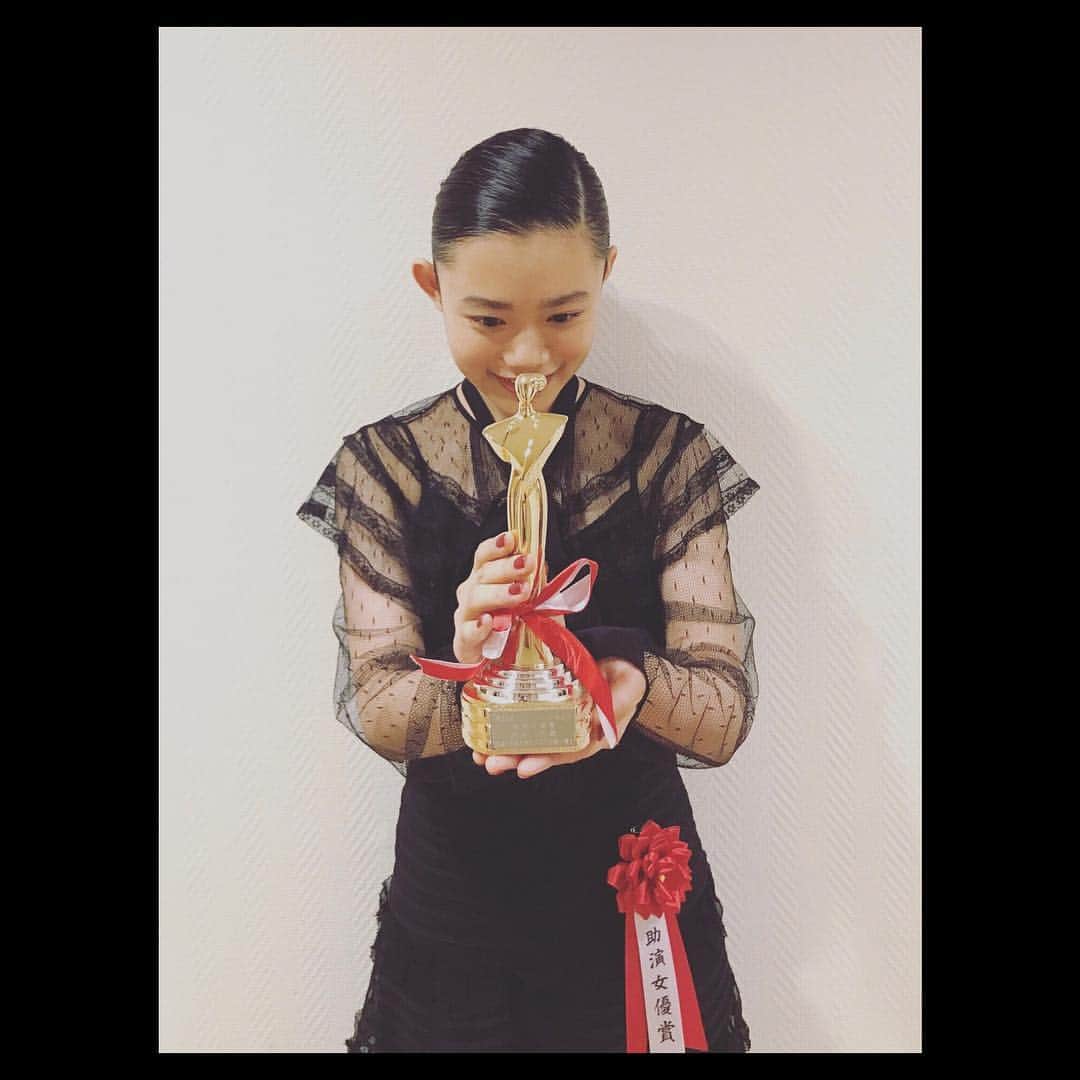 杉咲花のインスタグラム：「日本映画批評家大賞にて助演女優賞を頂きました。 湯を沸かすほどの熱い愛が、どうかもっと、いっぱいのひとに、観てもらえますように。 これからもがんばる。感謝。」