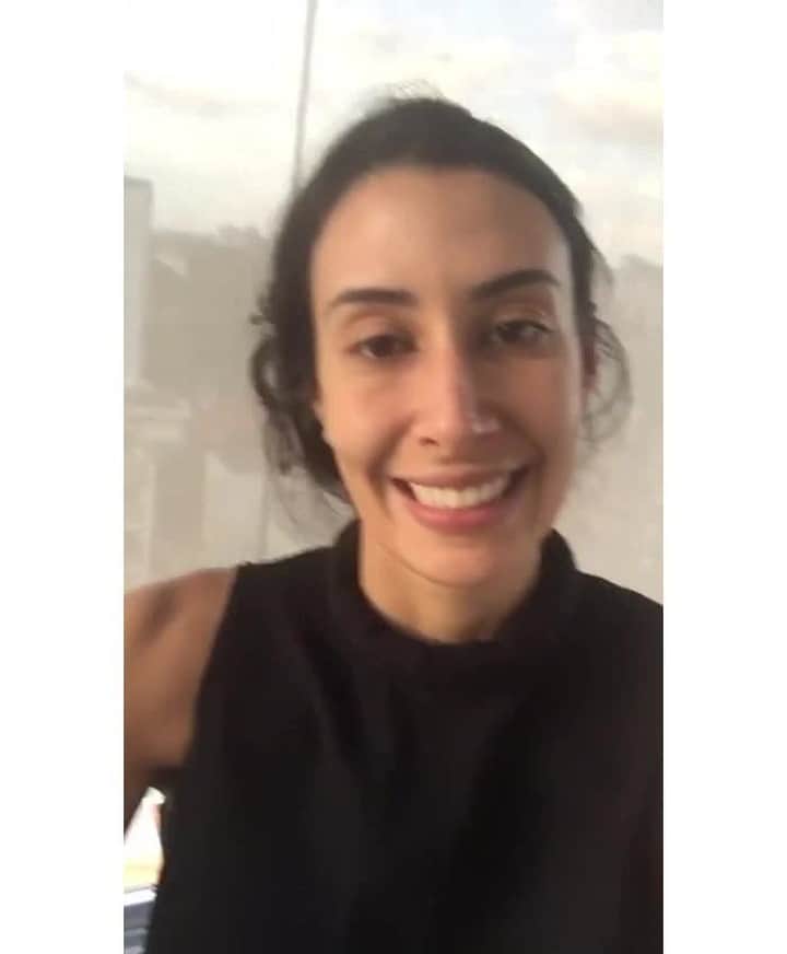 シェイラ・カストロのインスタグラム：「Ei pessoal!  Em breve vou fazer uma promoção para vocês em minha página do Facebook. Enquanto não sai, acessem minha página pelo link da minha bio e fiquem de olho nas camisetas que eu vou sortear. 💋💋💋」