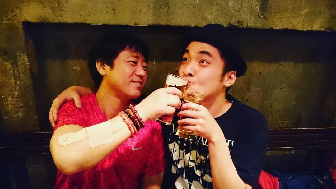 青木泰寛のインスタグラム：「先輩に言われたら飲むしかないですよ😂  #レッドシューズ海野 #njpw  #njpwworld  #新日本プロレス」