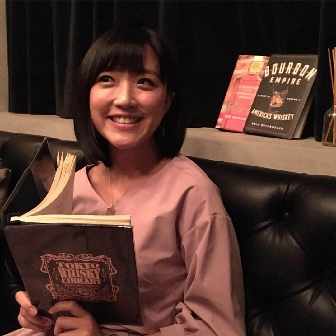 竹内由恵さんのインスタグラム写真 - (竹内由恵Instagram)「友達数人でウィスキーを飲みに行きました！手に持っているのはウィスキーのメニューなんですが、まるで分厚い書籍のよう✨ちなみに私はロック派です(￣▽￣)」5月17日 0時52分 - yoshie0takeuchi