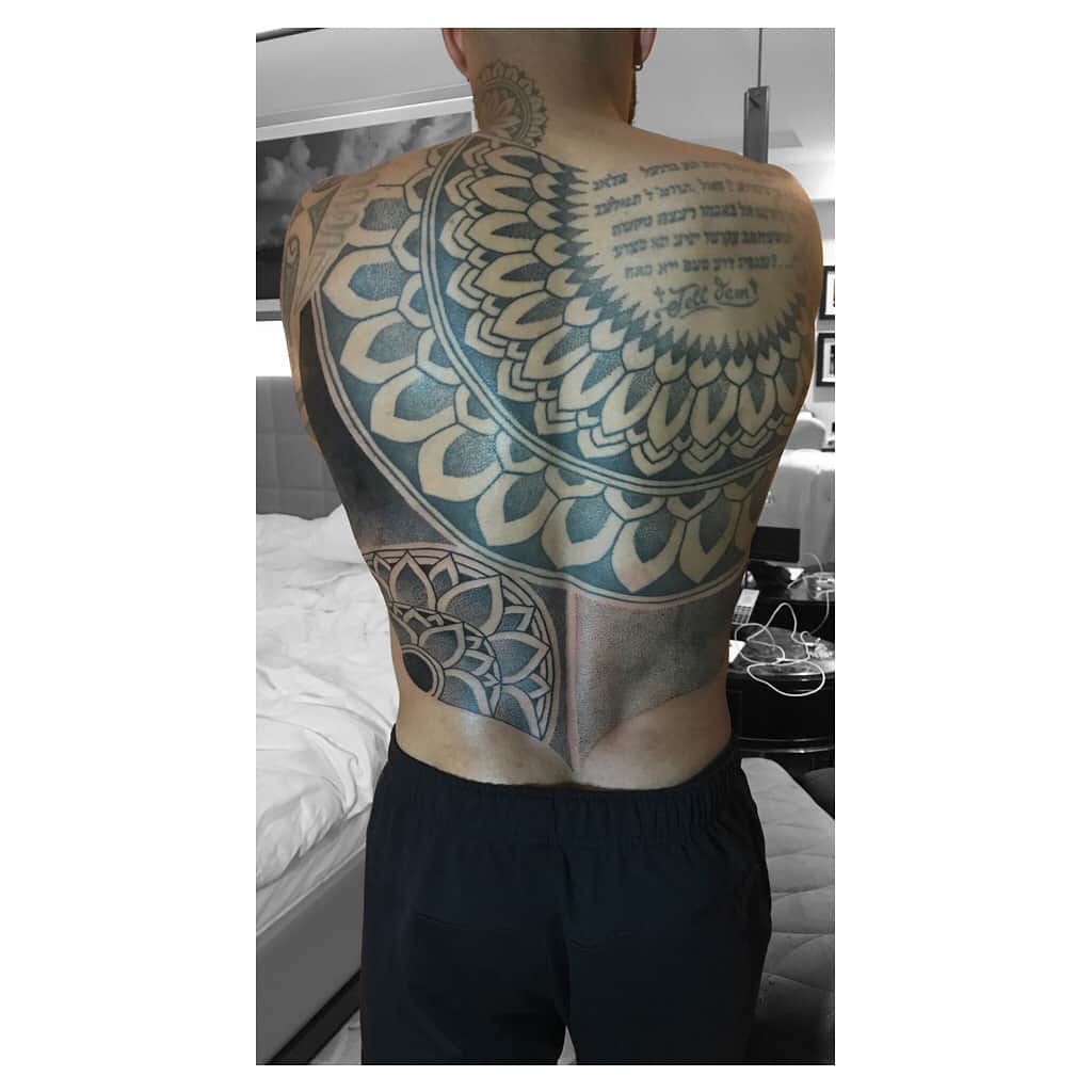 ナイジェル・デ・ヨングのインスタグラム：「Back piece project. 3rd session done! 💉 Great job as usual! @adeitameda 🇲🇨 #geometry #mandala #tattoo #dotwork #ornament #AdeItameda #inked」