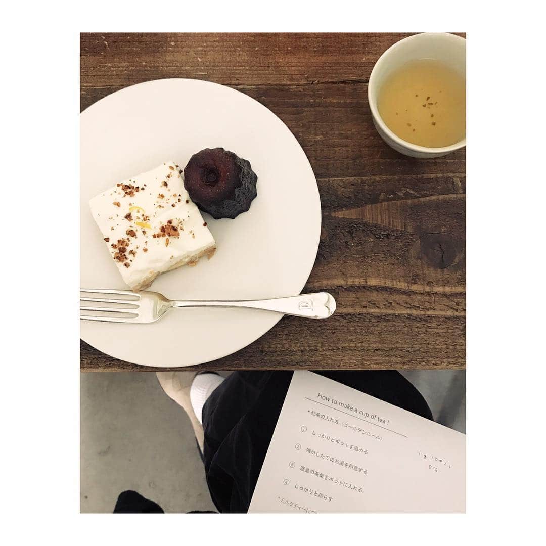 市川実和子のインスタグラム：「☕︎ uf-fuの大西さんの紅茶教室。 選びぬかれたダージリンのファーストフラッシュと佳子さんのお菓子。 今日もいい夢をみた…。 程よく適当に、だけど確実に(！)淹れてくれたお茶が沁みるように美味しいのは然る事ながら、 バナナとキャラメルとタラゴンと、ちらり黄金柑ピールのかっこいい名前のやつ(筒抜け)と、 カ😭 ヌ😭 レ😭 日本酒とうっすらカルダモン😭 佳子さん…😭😭😭」