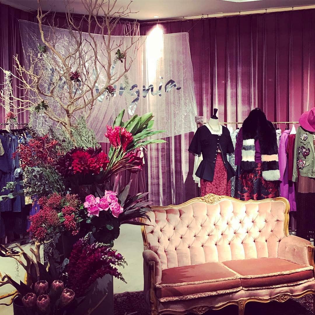 The Virgniaのインスタグラム：「The Virgnia 2017AW Exhibition  本日10時より展示会スタートです！ 関係者の皆様、ご来場お待ちしております。  お花も飾って頂き、素敵に仕上がりました！  お花は、広尾にあるFleur Universelleの西尾さんにお願いしました🌹 本当に素敵に仕上げてくださいました。 ありがとうございました。  #thevirgnia #2017AW #thevirgniadesignersinstagram #exhibition #ReadytoLady #FleurUniverselle」