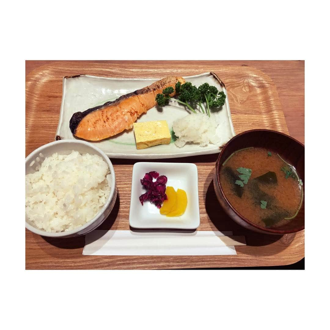 須田亜香里さんのインスタグラム写真 - (須田亜香里Instagram)「ザ！日本！な朝ご飯。 幸せ過ぎた〜 カマがとろふわ、皮までペロリ🐟  #和食 #朝食 #今日の朝食 #japanese #breakfast #鮭」5月17日 11時53分 - akarisuda