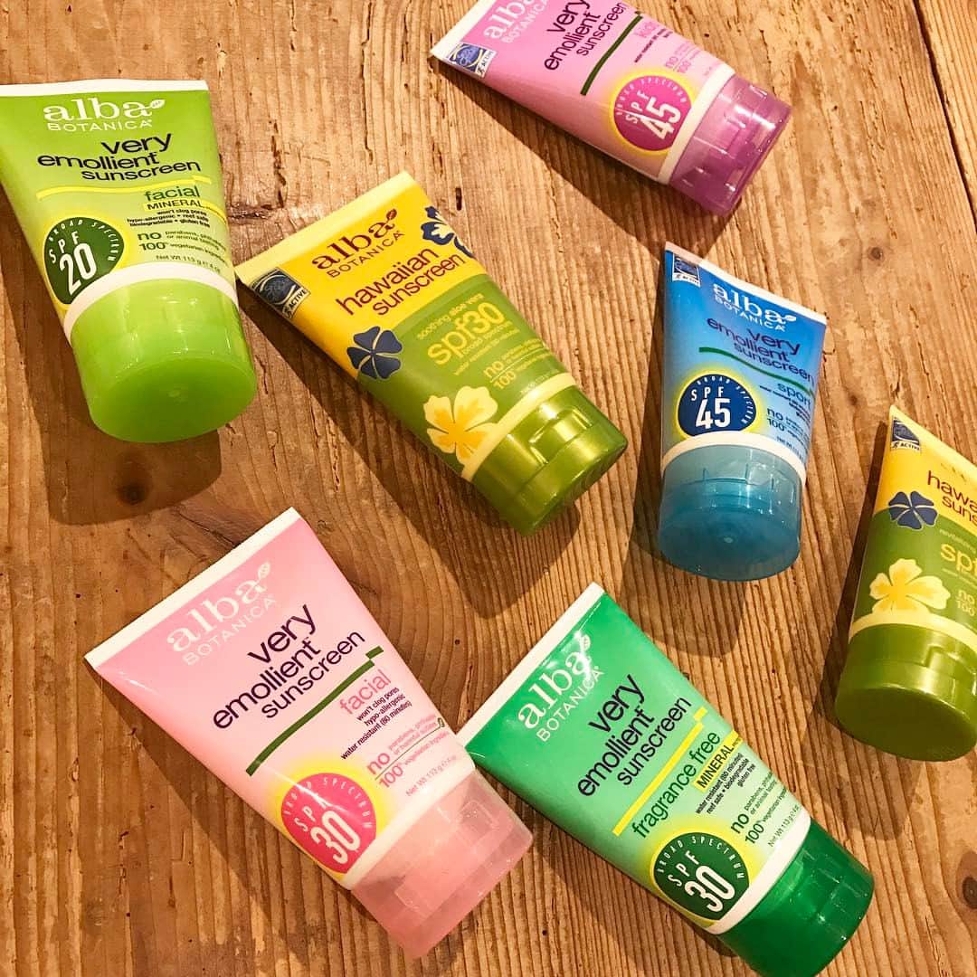 George&Oliverのインスタグラム：「紫外線が強くなるこれからの時期、肌にやさしく、保湿しながらケアできる「alba BOTANICA」のサンブロックシリーズが大活躍！ ママと一緒に使えるキッズ用もあります。 . プロフィールトップからオンラインストアにアクセスいただけます。」