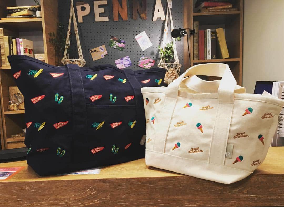 PENNAのインスタグラム：「[夏物 新商品入荷!!] 夏にぴったりなアイスクリーム柄とビーチ柄のバッグが入荷致しました！ 海やプールにいくときの大きな荷物もバッチリ入ります👌」