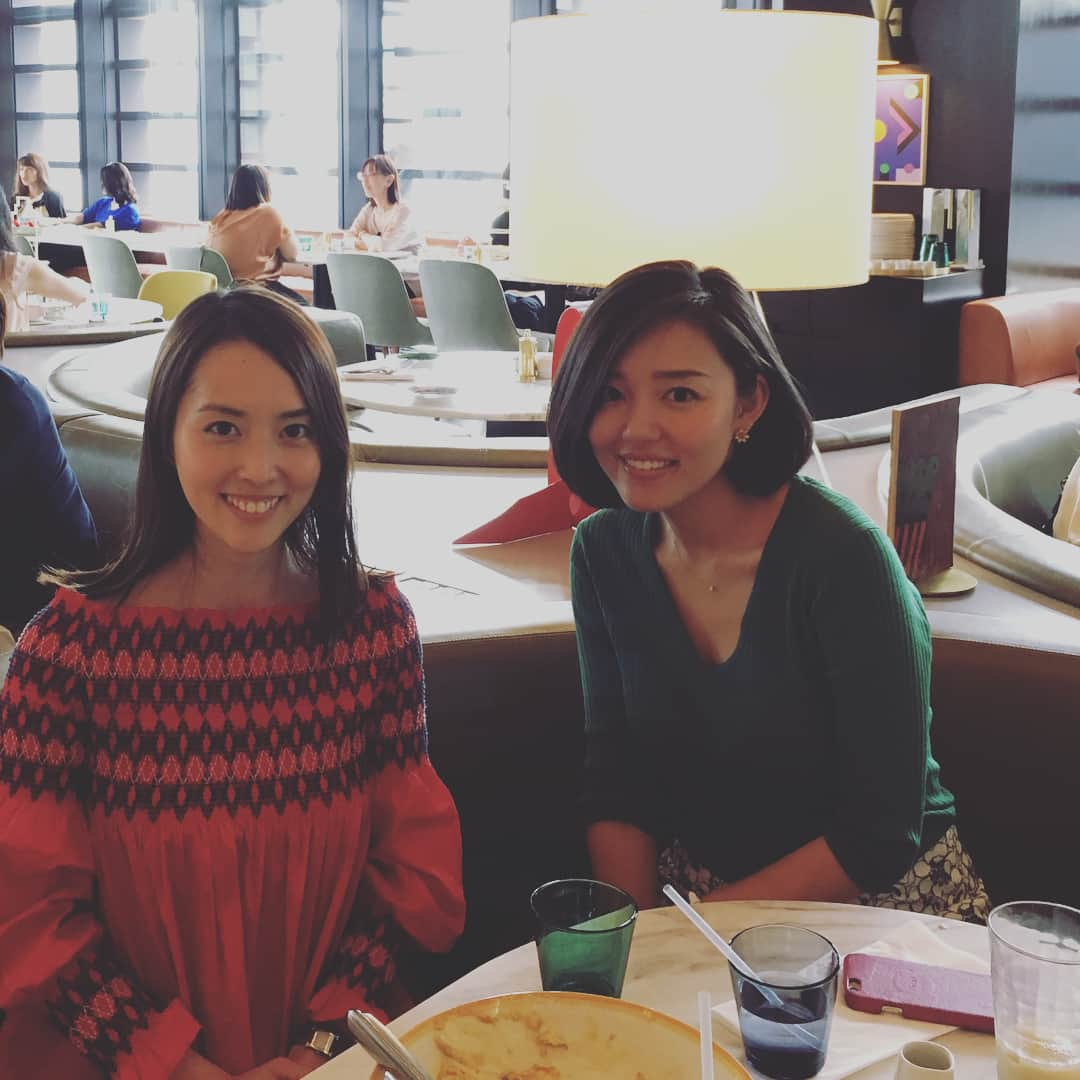 宇佐美蘭さんのインスタグラム写真 - (宇佐美蘭Instagram)「阿部優貴子さんと銀座のbillsでランチをしました♡念願のパンケーキ🥞お店の方が娘にも親切にして下さり、ありがたかったです😇👏 優貴子さんとは学生時代から仲が良くて、いつも定期的に会って、近況報告をしています😊 今はBSで深層NEWSを担当されています♪  美味しいパンケーキを食べた後は、SOUの恵比寿店でしっかりトレーニング🏋️‍♀️撮影がもうすぐあるので、引き締めるぞ〜😎 #阿部優貴子 #アナウンサー#ボディメイク#ダイエット#スタジオSOU」5月17日 18時28分 - usamiran_official