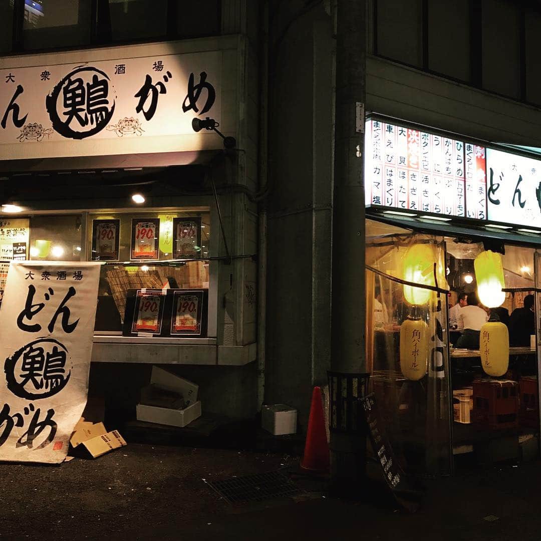 どんがめ鴻池新田のインスタグラム：「こんばんわ💫 ぼちぼち給料日が近づいてきてますネ👏 給料日前で残金が………と言う方も多いでしょう笑笑 お金は計画的に使いましょう笑笑 とかゆーてる更新者も金欠やぁ〜  さて、本日の更新は三ノ宮総本店のご紹介👏 実はですね、どんがめは4つあるんですよ❗️ 三ノ宮総本店、姫路、神戸、鴻池と。 なんで一個だけ大阪のしかも市外やねんと。突っ込みたいのは黙っとこう。  兵庫県1の繁華街と呼んでよろしい、三ノ宮。そんな三ノ宮駅から徒歩48秒。どんがめ三ノ宮総本店デス。 19時まで生ビール198円。鳥ささみ刺身、鳥ムネの刺身。 鮮度抜群の鳥刺身はもちろん、大衆居酒屋の味を卓越した料理がたくさんあります。  ぜひ一度訪れて見てください。 ちなみに、美人、イケメン揃ってます💓  #どんがめ#紹介#Introduction#三ノ宮#kobe#hyogo#駅#徒歩#48#a#k#b#cute#&#cool#beer#」