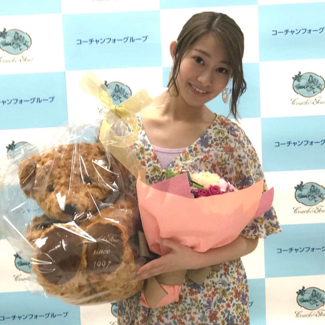 桜井玲香のインスタグラム：「コーチャンフォー若葉台店で行われた桜井玲香さんのファースト写真集「自由ということ」お渡し会。たくさんの方に誕生日を祝ってもらって桜井さんもとても幸せそうでした^_^ 玲香さん、23歳の誕生日おめでとうございます🎉 素敵な一年になりますように！」