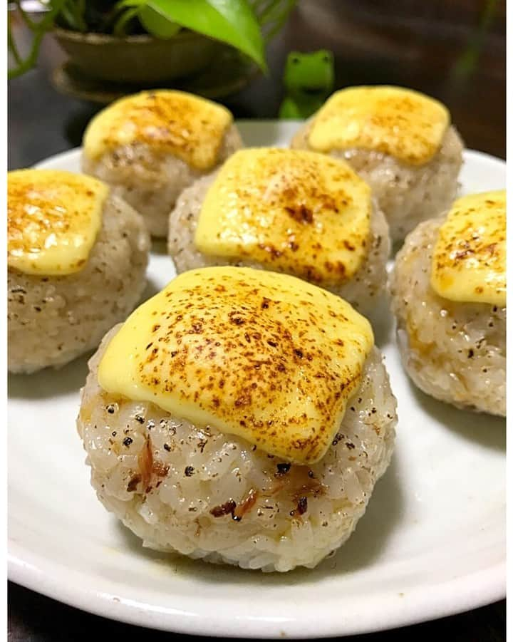 SnapDishさんのインスタグラム写真 - (SnapDishInstagram)「はっぷんさんの料理「ちぃちゃんの料理✨ アンチョビの洋風おにぎり✨」 #snapdish #foodstagram #instafood #food #homemade #cooking #japan #japanesefood #onigiri #料理 #手料理 #ごはん #おうちごはん #テーブルコーディネート #器 #お洒落 #和食 #ていねいな暮らし #暮らし #ばんごはん #おつまみ #うちバル #おにぎり https://snapdish.co/d/LSWu1a」5月17日 22時04分 - snapdish