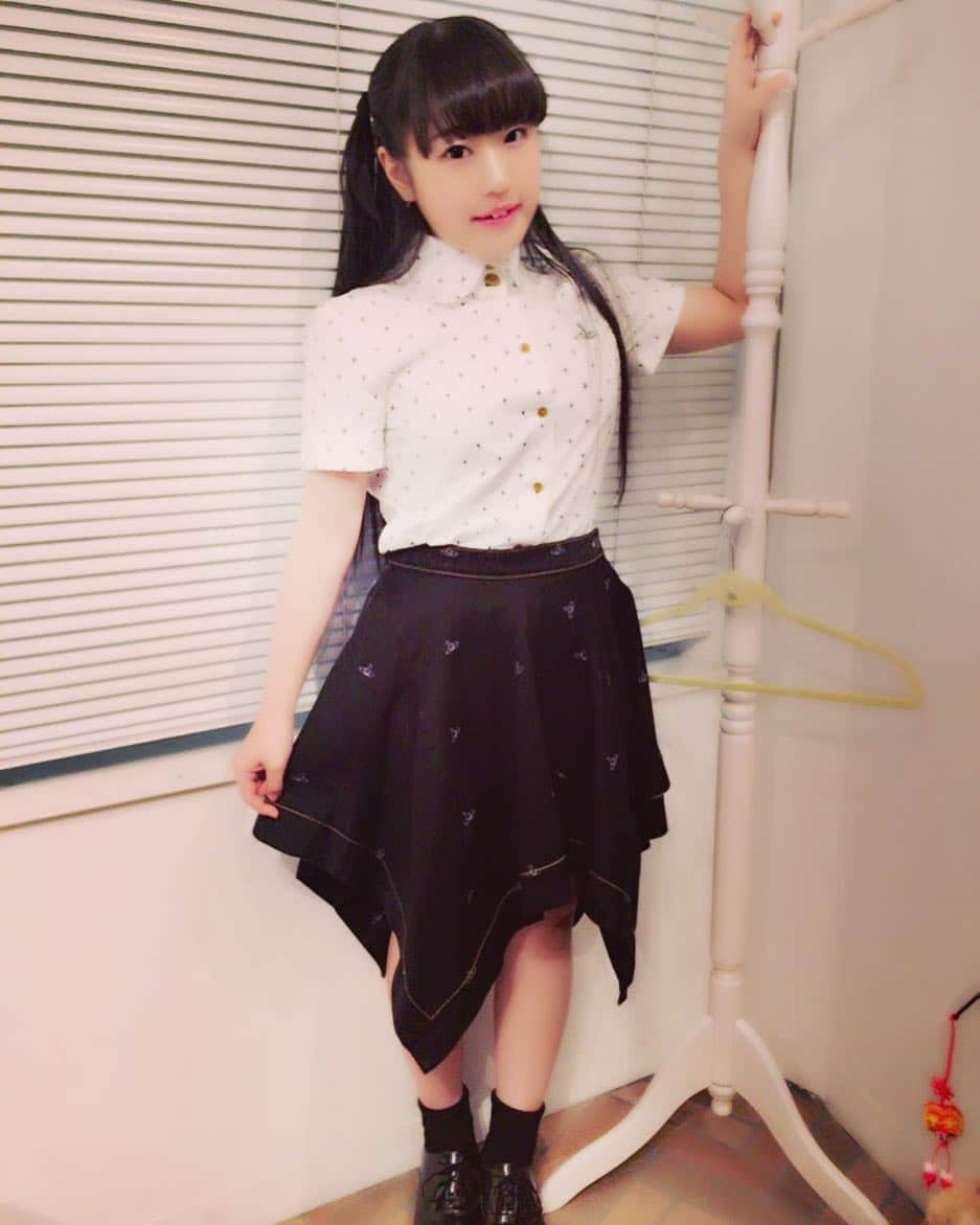KOTOのインスタグラム：「今日のコーデは #viviennewestwood  のブラウスとスカートで真面目女子風👩🏻✨ #japanesegirl  #idol  #今日のコーデ」