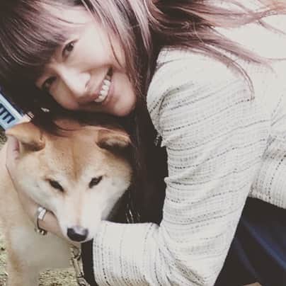 森口瑤子さんのインスタグラム写真 - (森口瑤子Instagram)「. うーん。 何君だったかなあ。 ギュウギュウされて困ってる（笑） 愛しい。  #柴犬love #仕事中に犬たわむれる人々#ドラマ#撮影#詳細は後日」5月18日 0時20分 - yokomoriguchi_official