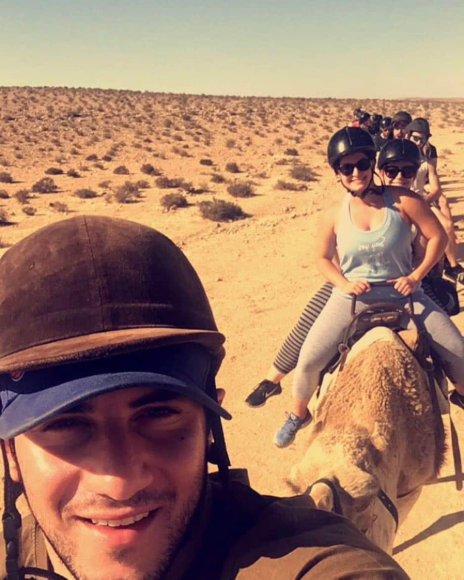 マデリーン・アーロンさんのインスタグラム写真 - (マデリーン・アーロンInstagram)「Riding camels in Israel on #humpday! 🐪#birthrightisrael #sharoshim」5月18日 1時04分 - madeline_aaron_