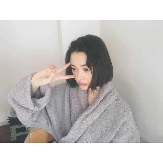 玉城ティナさんのインスタグラム写真 - (玉城ティナInstagram)「待ちの間の、、 おうちでもバスローブ派です @barefootdreams」5月18日 11時26分 - tinapouty