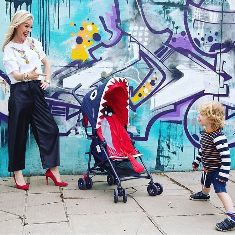 ロドニクのインスタグラム：「💥🌊Shark style💥👌 loving @anchormum shark stroller vibes @therodnikband x @maclarenbaby 💥🌊💥🌊💥 available worldwide 🌍 #sharkstroller #therodnikband #rodnik #maclaren #popartstroller 🌍🌎🌏」