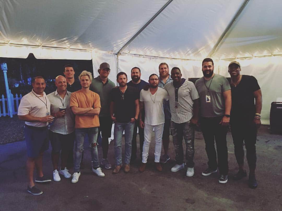 ジャレッド・フォロウィルのインスタグラム：「Backstage with the dudes, going over film.」