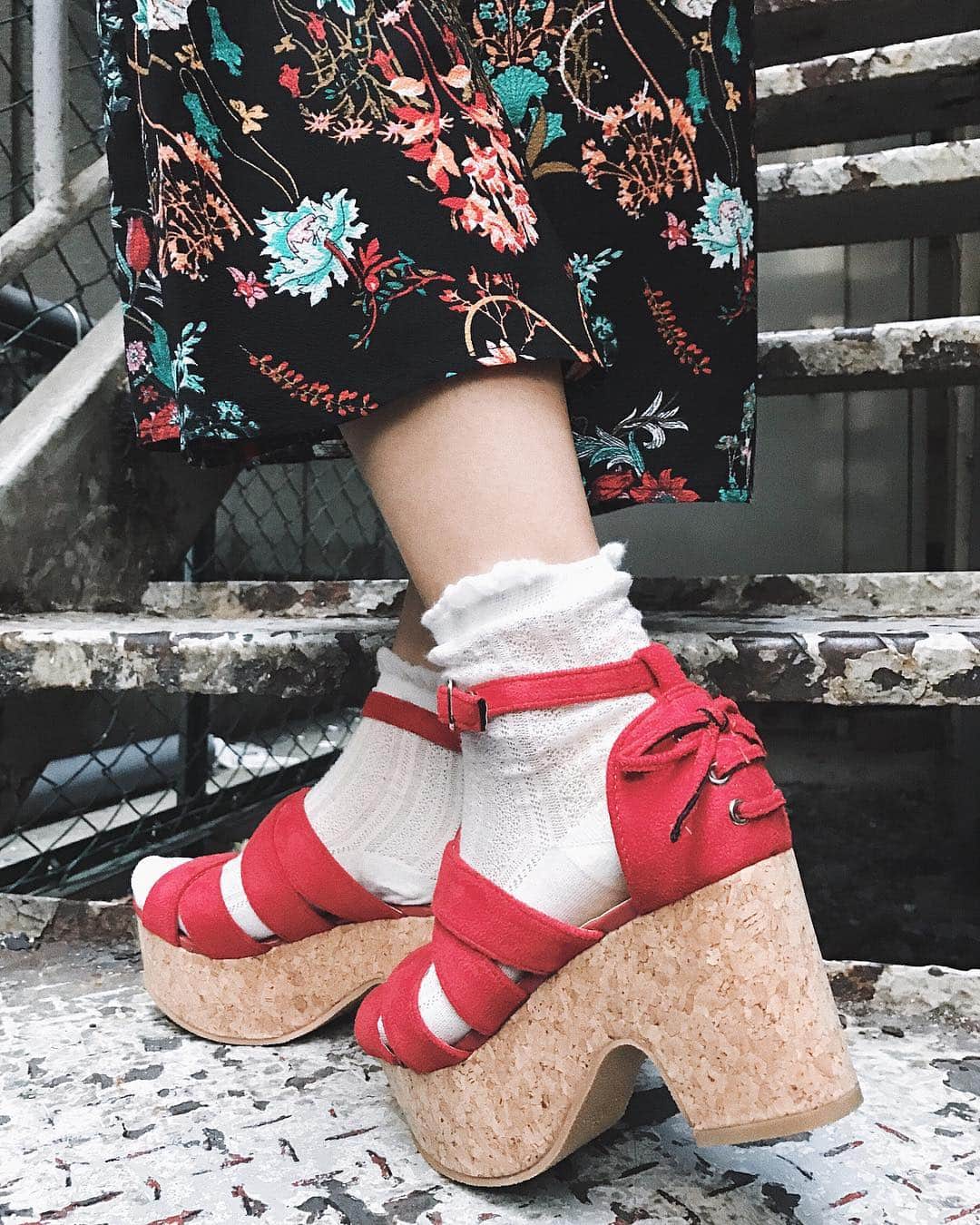 スピンズ原宿店さんのインスタグラム写真 - (スピンズ原宿店Instagram)「Recommend Item☺︎ Lace up sandal. PRICE : ¥2999 (+tax) COLOR : RED. BLK. WHT.GRY SIZE : S. M. L _ 夏に向けて揃えたくなるサンダル☀️ BACKのレースアップのデザインがキュート♡ ストラップも付いているので ヒールが高くても歩きやすいですよ✨ #spinnsharajuku #sandals」5月18日 12時32分 - spinns_harajuku