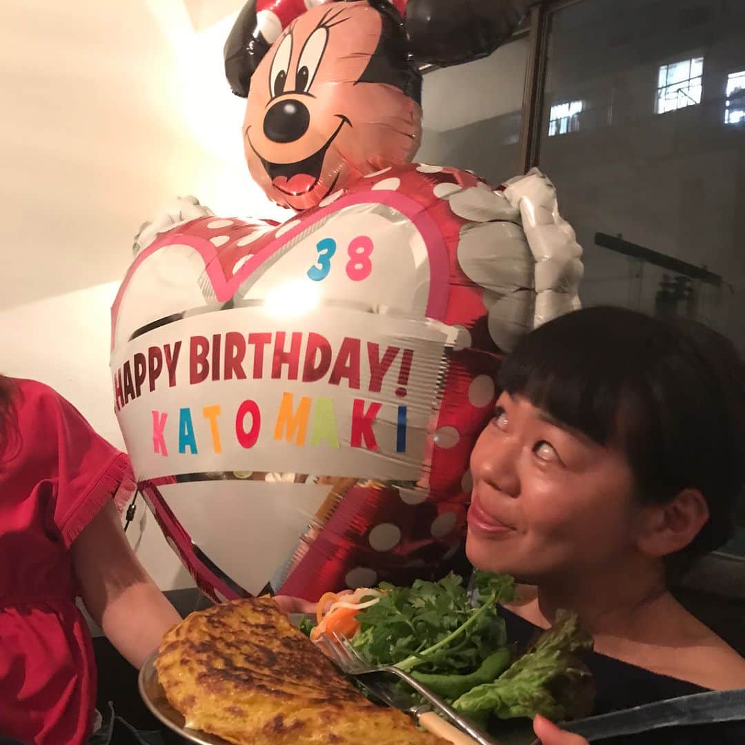 前田典子さんのインスタグラム写真 - (前田典子Instagram)「#週末 #カトマキ#誕生日会🎂 #マキちゃんおめでとう㊗️ #愉快な仲間でお祝い #ベトナム料理 #ヨヨナム #美味しかった〜💕 #生春巻き#バインセオ#揚げ春巻き#パクチー好き💕 #食べたし#しゃべったし#笑い過ぎた🤣」5月18日 7時54分 - maenorichang