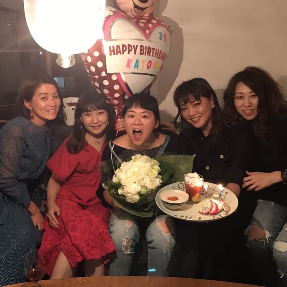 前田典子さんのインスタグラム写真 - (前田典子Instagram)「#週末 #カトマキ#誕生日会🎂 #マキちゃんおめでとう㊗️ #愉快な仲間でお祝い #ベトナム料理 #ヨヨナム #美味しかった〜💕 #生春巻き#バインセオ#揚げ春巻き#パクチー好き💕 #食べたし#しゃべったし#笑い過ぎた🤣」5月18日 7時54分 - maenorichang