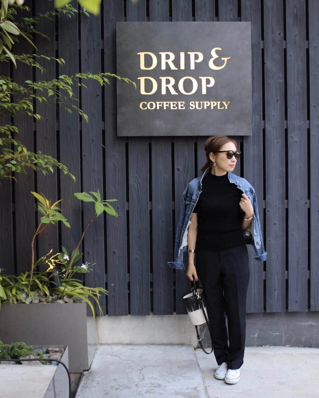 Keikooooooのインスタグラム：「先日の京都コーデの詳細↓ ご質問が多かったので…♡ʾʾ . サングラス↓ ADSR エーディーエスアール MILLIE という形です。 顔幅が大きめなので…大きめのラウンドレンズ のこのタイプをよくかけています。 . tops、pants #deuxiemeclasse です(^^) お値段は高めですが、シンプルなので長く使えるかなぁと思って買ってみました♬ . パンツ↓ RICHFIELD テーパードパンツ（ネイビー） 品番は、17030510002310 . トップス↓ SWINGリブ クルーネックプルオーバー（ブラック） 品番は、17080500409010 でした(^^)♡ʾʾ . どちらもシンプルで形の綺麗なアイテムなので、着回し出来る優秀服でした。 パンツは、涼しく着られるテロんとした素材でカジュアルにも綺麗目にも着回せそうです。 サイズは、一個おおきめにして腰履きにしてみました。 . 最近気が付いたんだけど、右顔が得意みたいです(^^)♡ʾʾ📸 . #deuxiemeclasse #ドゥーズィエムクラス #adsr #エーディーエスアール」
