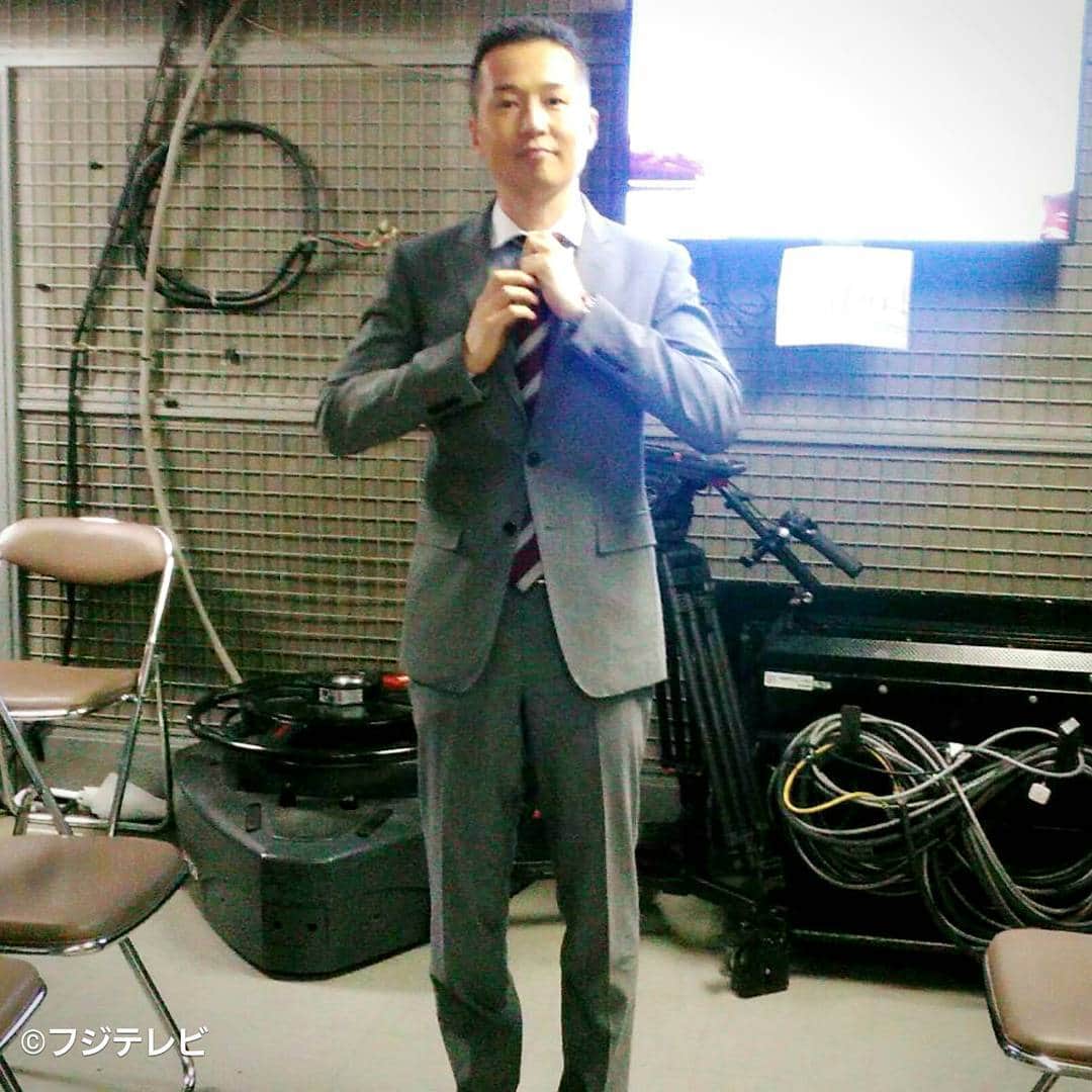 フジテレビ「とくダネ！」のインスタグラム：「本番終わりの田中リポーターです♪ #田中良幸 #どんなセリフが合うでしょう #とくダネ大喜利 #とくダネコーデ #ファッション #コーディネート #今日のコーデ #大喜利 #2017 #5月18日 #火曜日 #とくダネ #tokudane #フジテレビ #fujitv 170518」