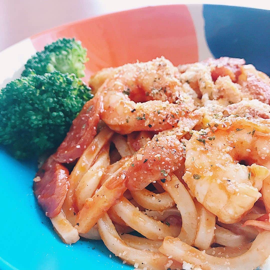 辻元舞さんのインスタグラム写真 - (辻元舞Instagram)「. おうちランチ🍽 沢山いただいたスナップエンドウが ぷりっぷりで甘くて美味しい☺️🙏🏻 そして、 パスタソースをこしらえてから パスタ切れに気がつく失態🤦🏻‍♀️ 仕方なくうどんで代用してみたら 意外とイケるじゃないか😳笑 #おうちランチ#おうちごはん#お昼ごはん#パスタ#スナップエンドウ#料理#cooking#まいキッチン」5月18日 14時15分 - mai_tsujimoto