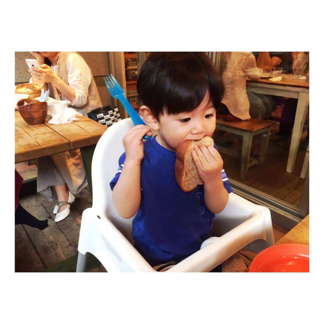 木南晴夏さんのインスタグラム写真 - (木南晴夏Instagram)「#パンを食べる子供シリーズ」5月18日 15時29分 - kinamitopan