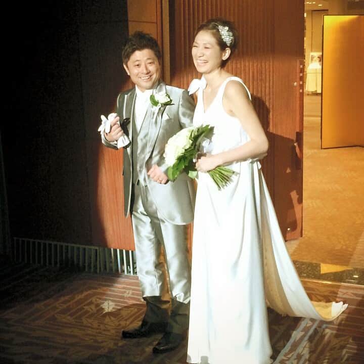 高橋みゆきのインスタグラム：「式を挙げて昨日で2年💒💍まだ2年だけど色んな事がありました💨これからもっともっと色んな事があるんだろ〜な…🤔 #結婚式 #2年 #みんなに会えて嬉しかったなー #感謝 #これからも笑顔で #今日散歩の時四つ葉のクローバー見つけたよ🍀 #何かいい事あるかな」