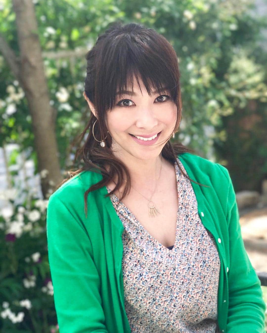 山田佳子さんのインスタグラム写真 - (山田佳子Instagram)「この季節は外が気持ちいい〜😊 #cafe #休憩 #コーヒー☕️ #いいかおり #緑 #グリーン #癒 #山田佳子」5月18日 17時30分 - yoshiko117