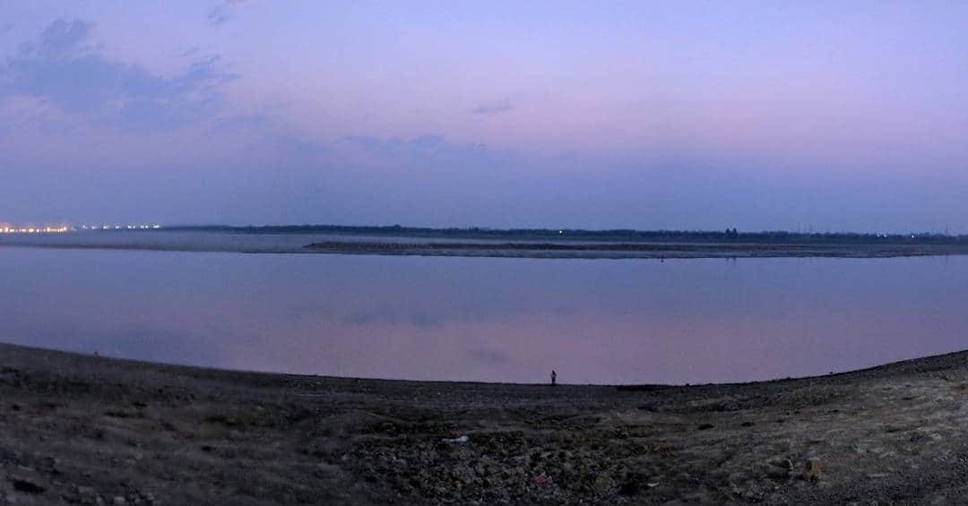 ソン・ジェリムさんのインスタグラム写真 - (ソン・ジェリムInstagram)「. Sunrise of ganga . Varanasi  삶의 모든 부분을 조각내서 어딘가 뿌렸다면 이곳 강가에서 그것들을 볼 수 있을것이다 ...라고 생각했다 #ghat#india#ganga」5月18日 17時53分 - jaelim_song