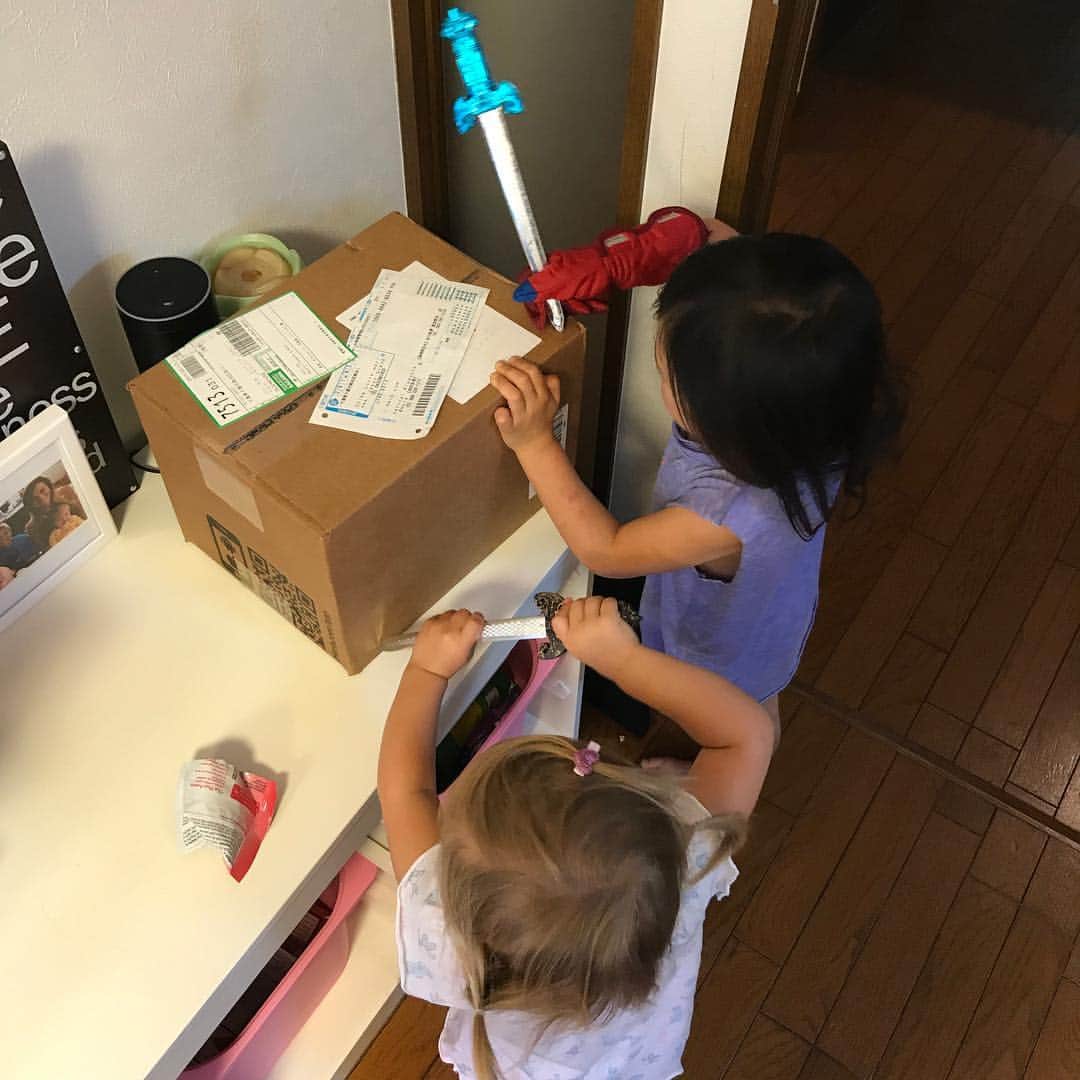 ジェイソン・スタンリッジのインスタグラム：「If our kids want to eat their new snacks, it's up to them to use their personal plastic daggers!!! Parents 1 -- kids 0」